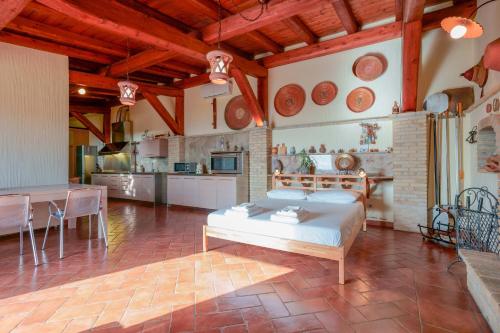 a bedroom with a bed and a table and a kitchen at Cedri 14 in Capitana