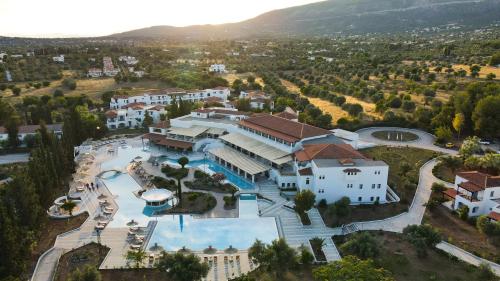 een luchtzicht op een resort met een zwembad bij Eretria Hotel & Spa Resort in Eretria