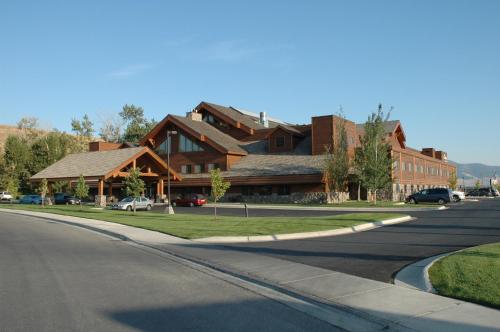 a large house on the side of a road at C'mon Inn Missoula in Missoula