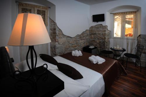 - une chambre avec un lit doté d'une lampe et de chaises dans l'établissement Rooms & Apartment Lasta, à Split