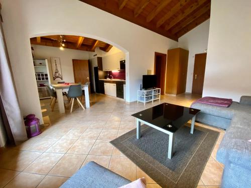 un soggiorno con divano e tavolo di Saillon Evasion Sarl a Saillon
