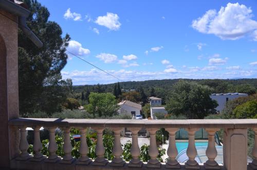 una vista desde el balcón de una casa en Villa des masques, en Aubais