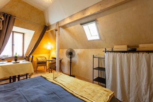 Giường trong phòng chung tại Gîtes Un Jardin dans la Falaise