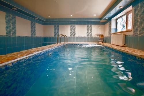 een zwembad in een hotelkamer met een zwembad bij Shato City in Nizjni Novgorod