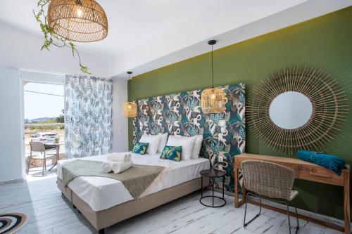 1 dormitorio con cama y pared verde en Marini Seaside en Faliraki