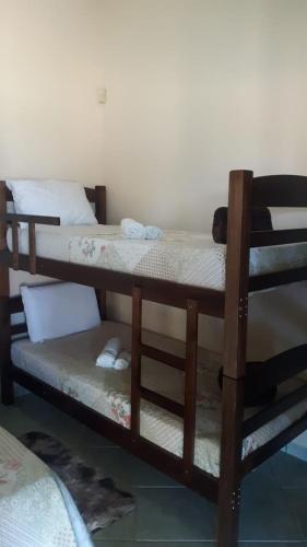 a couple of bunk beds in a room at Sítio Santa Terezinha Canastra in São João Batista do Glória