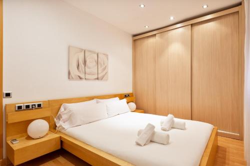 1 dormitorio con 1 cama con 2 toallas en Stay U-nique Apartments Terrassa, en Barcelona