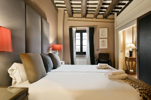1 dormitorio con 1 cama blanca grande en una habitación en Stay U-nique Apartments Pou, en Barcelona