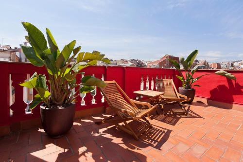 3 sillas y una mesa en un balcón con plantas en Stay U-nique Apartments Sagues, en Barcelona