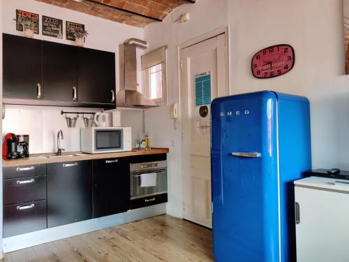 cocina con nevera azul antigua en una habitación en Stay U-nique Apartments Sagues, en Barcelona