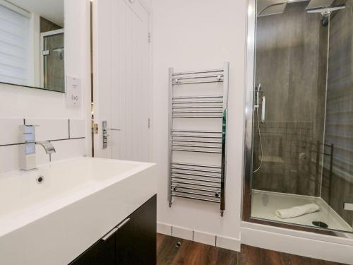 Salle de bains dans l'établissement Moorhurst Cottage