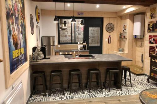 une cuisine avec un grand îlot et des tabourets de bar dans l'établissement Laon : « Suite privée au pied de la Cathédrale », à Laon