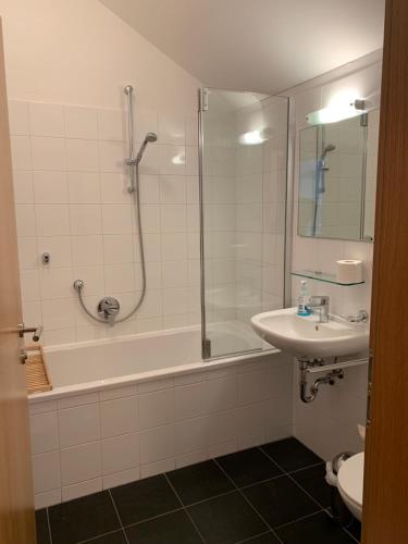 Un baño de Schoenblick Mountain Resort - by SMR Rauris Apartments - Inc Spa close to Gondola