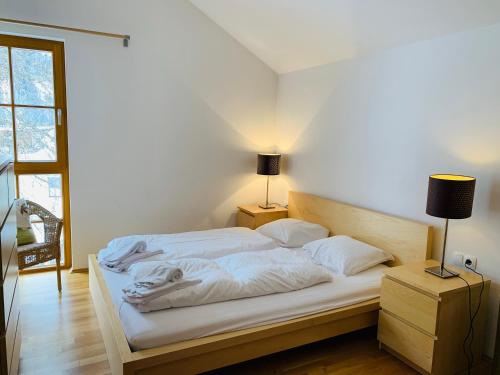 Una cama o camas en una habitación de Schoenblick Mountain Resort - by SMR Rauris Apartments - Inc Spa close to Gondola