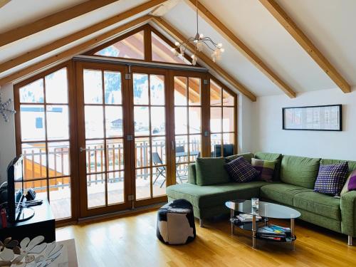 Un lugar para sentarse en Schoenblick Mountain Resort - by SMR Rauris Apartments - Inc Spa close to Gondola