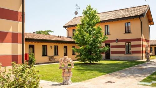 a building with a statue in front of a house at Hotel Villa Borghesi in Corte dei Cortesi