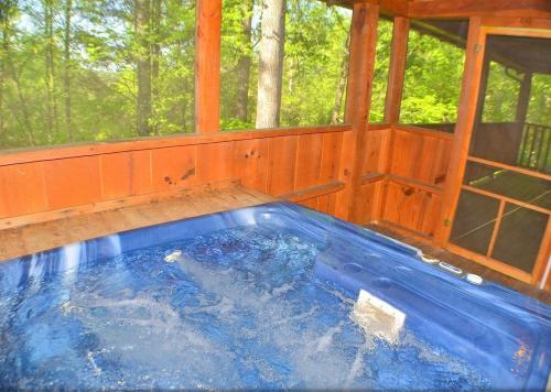 una gran bañera de hidromasaje en una cabaña en Cabin Fever, en Sevierville
