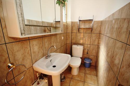A bathroom at Riumar "Pedro", 270m to beach, private pool, On-Site-Service, dog beach