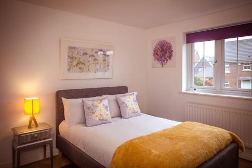 Ένα ή περισσότερα κρεβάτια σε δωμάτιο στο Beautiful Dawn - relax with stunning marina views