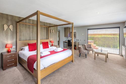 Un pat sau paturi într-o cameră la The Kilnwick Percy Resort and Golf Club