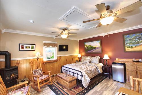 Katil atau katil-katil dalam bilik di ForFriends Inn Wine Country Bed and Breakfast