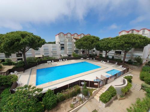 une vue aérienne d'une piscine dans un hôtel dans l'établissement Appartement avec terrasse au centre de GRUISSAN, à Gruissan