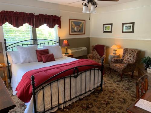 Katil atau katil-katil dalam bilik di ForFriends Inn Wine Country Bed and Breakfast