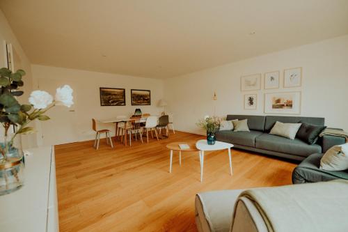 ein Wohnzimmer mit einem Sofa und einem Tisch in der Unterkunft Am Alsterpark in Hamburg