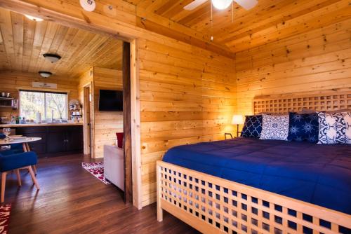 Un pat sau paturi într-o cameră la The Base Camp