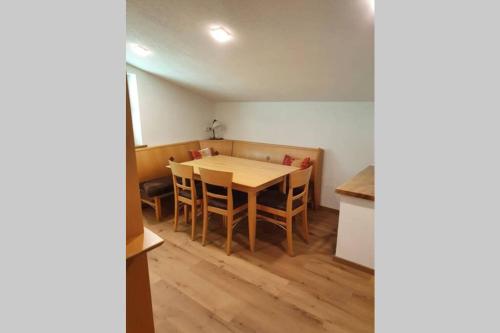 a kitchen and dining room with a table and chairs at Hinterreithlehen - Ferienwohnung am Bauernhof in Mittersill
