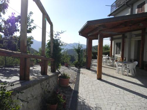 Un patio de una casa con una mesa y sillas. en Agriturismo I Due Regni, en Petrella Salto