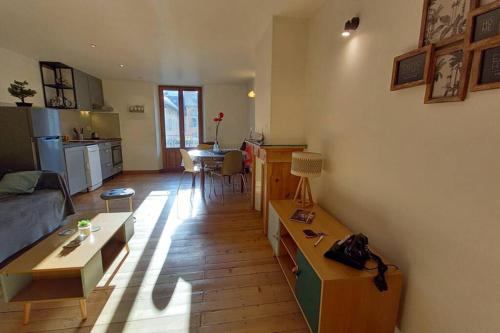 un salon avec un canapé et une table dans l'établissement Appartement de charme le 1707 au cœur de la cité Vauban, à Briançon