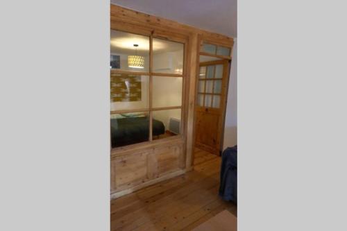 a room with a wooden door and a window at Appartement de charme le 1707 au cœur de la cité Vauban in Briançon