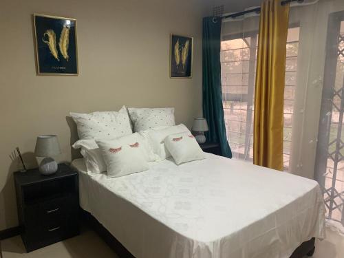 Кровать или кровати в номере Villa Lombe, Off Great East Road, Silverest