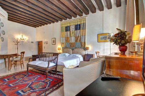 ein Wohnzimmer mit einem Bett und einem Tisch in der Unterkunft TRIBUNO Grand Canal in Venedig