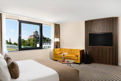 Posteľ alebo postele v izbe v ubytovaní Grand Hotel Esztergom