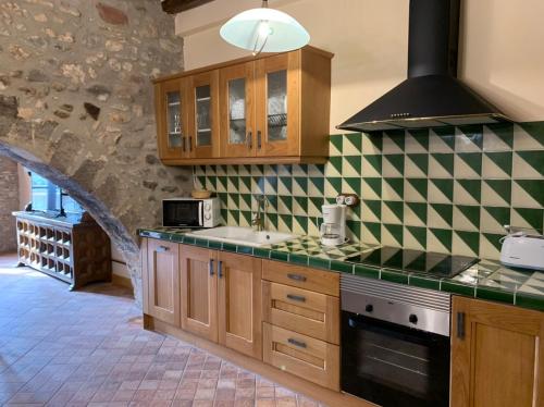 Кухня або міні-кухня у Casa Rural con encanto en el casco antiguo Tarragona