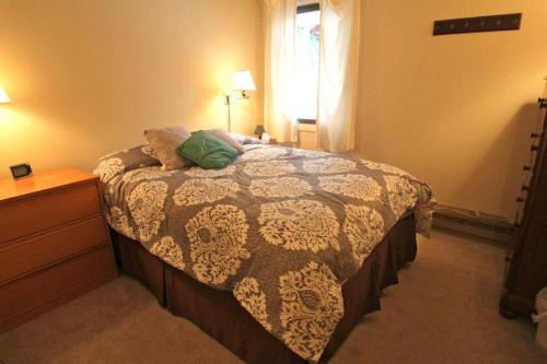 - une chambre avec un lit, une commode et une fenêtre dans l'établissement Whiffletree B8, à Killington