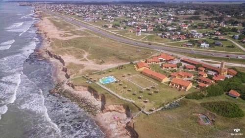 una vista aerea di una casa sulla spiaggia di Complejo San Cristobal a Santa Clara del Mar