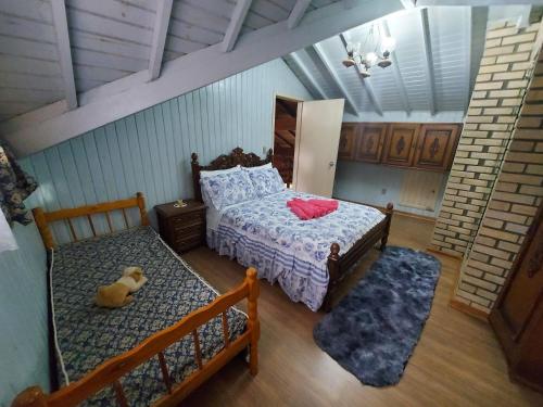 een slaapkamer met een bed en een teddybeer erin bij Sítio Dos Amigos in Canela