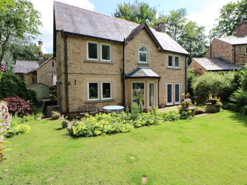 a large brick house with a garden in the yard at Bridgedown House in Richmond