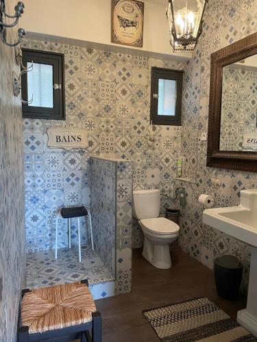 une salle de bain avec toilettes et lavabo dans l'établissement Au Pied des Baous, à Vence