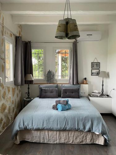 une chambre avec un lit avec un animal en peluche dessus dans l'établissement Au Pied des Baous, à Vence