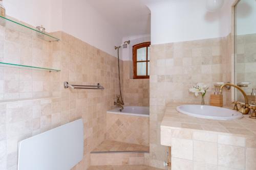 a bathroom with a tub and a sink at romantique villa provencale in Bargemon
