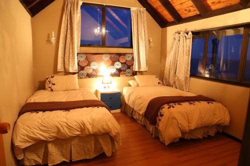 เตียงในห้องที่ Aorangi Mountain Lodge