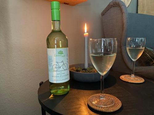 eine Flasche Wein auf einem Tisch mit zwei Gläsern in der Unterkunft Ferienwohnung Gipfelglück zwischen Bikepark & Skipiste in Winterberg
