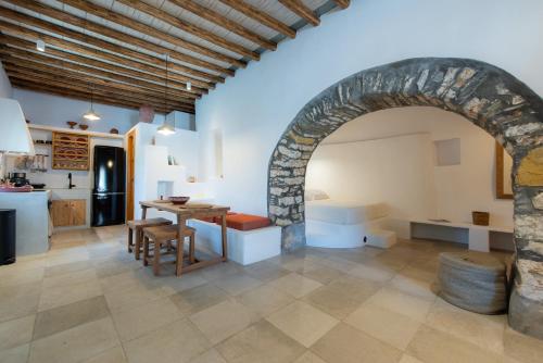 kuchnia i jadalnia z łukiem i stołem w obiekcie Psarona Hospitality w mieście Cherronisos