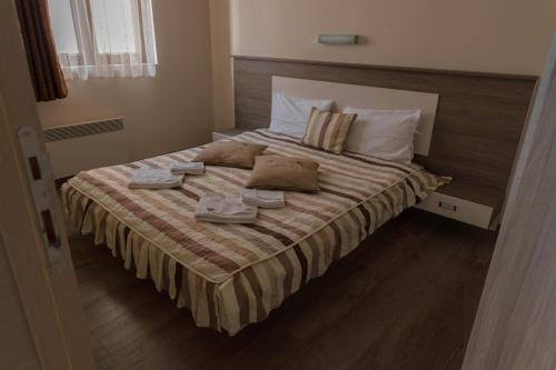una camera da letto con un grande letto con asciugamani di Apartment G6 a Kopaonik