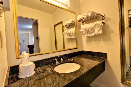 a bathroom with a sink and a mirror at Briarstone Inn in Pigeon Forge