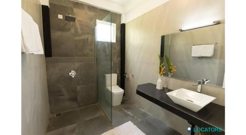 Endlessblue Resort Kalametiya tesisinde bir banyo